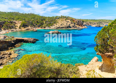 Herrliche Aussicht auf die Bucht Cala Xarraca mit azurblauen Meerwasser auf der nördlichen Küste von Ibiza Insel, Spanien Stockfoto