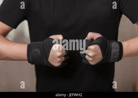 Hände des Mannes legte auf Sporthandschuhe für ein Fitness-Studio Stockfoto