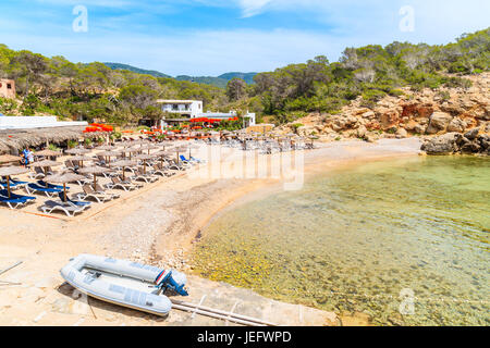 CALA CARBO, IBIZA Insel - 19. Mai 2017: Jolle und Restaurants am Strand in Cala Carbo, Ibiza Insel, Spanien. Stockfoto