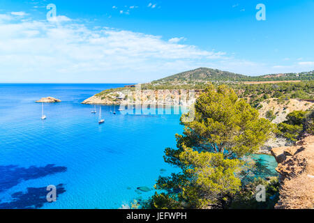 Blick auf Cala d ' Hort Bucht mit schönen azurblauen Meerwasser, Insel Ibiza, Spanien Stockfoto