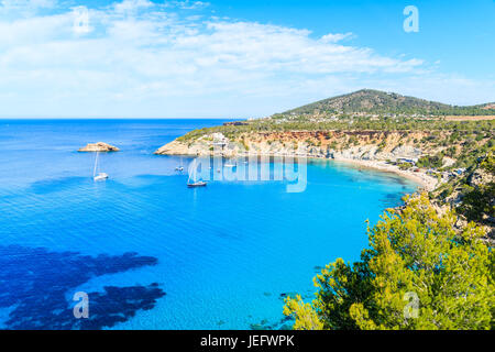 Blick auf Cala d ' Hort Bucht mit schönen azurblauen Meerwasser, Insel Ibiza, Spanien Stockfoto