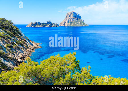 Blick auf Cala d ' Hort Bucht mit schönen azurblauen Meerwasser und Es Vedra Insel in ferne Insel Ibiza, Spanien Stockfoto