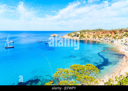 Blick auf Cala d ' Hort Bucht mit schönen azurblauen Meerwasser, Insel Ibiza, Spanien Stockfoto