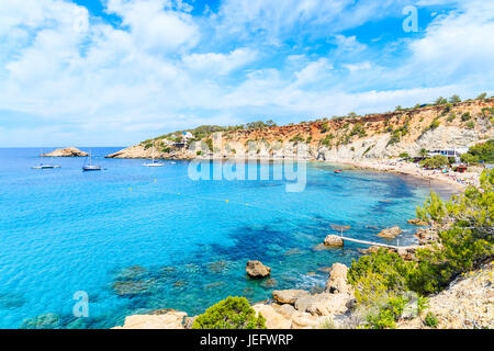 Blick auf Cala d ' Hort Bucht mit schönen azurblauen Meerwasser, Insel Ibiza, Spanien Stockfoto