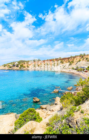 Blick auf Cala d ' Hort Bucht mit schönen azurblauen Meerwasser, Insel Ibiza, Spanien Stockfoto