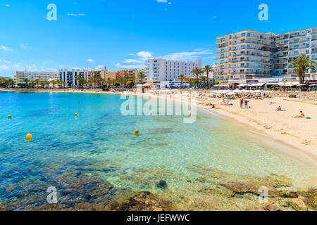 Insel IBIZA, Spanien - 18. Mai 2017: Touristen Sonnenbaden am Strand von Santa Eularia, Insel Ibiza, Spanien. Stockfoto