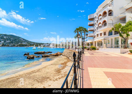Insel IBIZA, Spanien - 18. Mai 2017: Küstenpromenade entlang Meer in Santa Eularia Stadt, Insel Ibiza, Spanien. Stockfoto