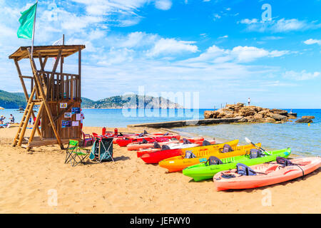 Insel IBIZA, Spanien - 18. Mai 2017: Rettungsschwimmer-Turm und bunten Kajaks auf Es Figueral Sandstrand, Insel Ibiza, Spanien. Stockfoto