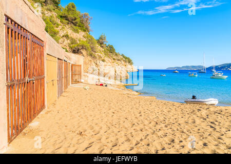 Bootshäuser am Sandstrand in Cala San Vicente Bucht, Insel Ibiza, Spanien Stockfoto