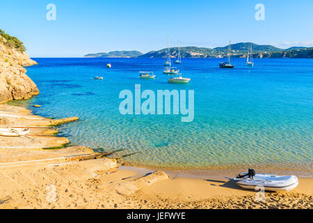 Kleine Jolle an der Küste in der Bucht Cala San Vicente, Insel Ibiza, Spanien Stockfoto