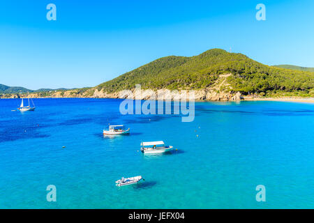 Angelboote/Fischerboote auf dem blauen Meerwasser der Bucht Cala San Vicente, Insel Ibiza, Spanien Stockfoto