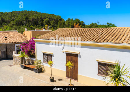 Typischen spanischen Stil befindet sich auf Rue de Sant Josep de sa Talaia Stadt, Insel Ibiza, Spanien Stockfoto