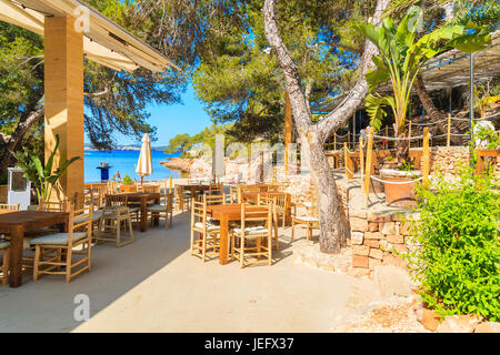 Insel IBIZA, Spanien - 20. Mai 2017: Kleine Küstenstadt Restaurant am Strand von Cala Gracio, Ibiza Insel, Spanien. Stockfoto
