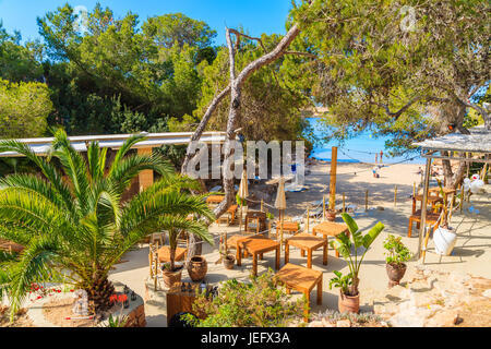 Insel IBIZA, Spanien - 20. Mai 2017: traditionelle spanische Küste Restaurant am Strand von Cala Gracio, Ibiza Insel, Spanien. Stockfoto