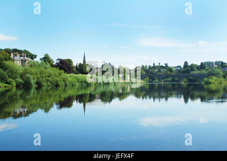 Fluss Tweed und Junction Pool an Kelso mit Brücke Stockfoto