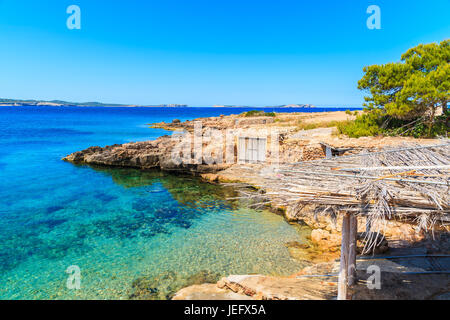 Insel IBIZA, Spanien - 20. Mai 2017: Blick auf den wunderschönen kleinen Strand in der Nähe von Cala Gracio, Ibiza Insel, Spanien. Stockfoto