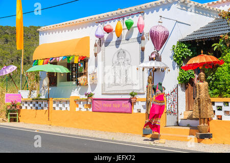 Insel IBIZA, Spanien - 20. Mai 2017: Indian Shop mit Kleidung auf der Straße von Sant Carles de Peralta Dorf auf der Insel Ibiza, Spanien. Stockfoto