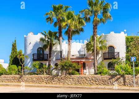 Insel IBIZA, Spanien - 20 Mai 2-17: Luxus-weiße Farbe-Ferien-Villa und hohen Palmen im Garten in Cala Nova Gegend der Insel Ibiza, Spanien. Stockfoto