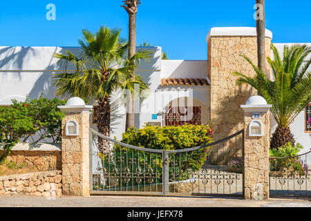Insel IBIZA, Spanien - 20 Mai 2-17: Eingangstor zum Luxus-weiße Farbe-Ferien-Villa in Cala Nova-Bereich der Insel Ibiza, Spanien. Stockfoto