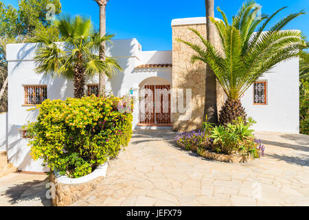 Insel IBIZA, Spanien - 20 Mai 2-17: Luxus weiße Farbe Urlaub Villa und Palmen Bäume im Garten in Cala Nova Gegend der Insel Ibiza, Spanien. Stockfoto