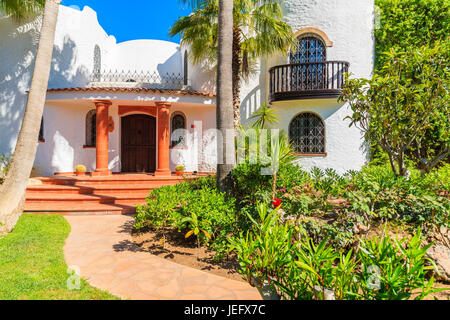 Insel IBIZA, Spanien - 20 Mai 2-17: Zugangsweg zu Luxus-weiße Farbe-Ferien-Villa in Cala Nova-Bereich der Insel Ibiza, Spanien. Stockfoto