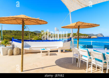 Weißer Schädel eines Fischerbootes auf sonnigen Terrasse am Strand von Cala Nova, Insel Ibiza, Spanien. Stockfoto