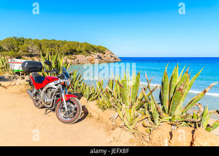 Insel IBIZA, Spanien - 20. Mai 2017: Motorrad Parkplatz am Ufer der Cala Nova Bucht an sonnigen Sommertag, Insel Ibiza, Spanien. Stockfoto