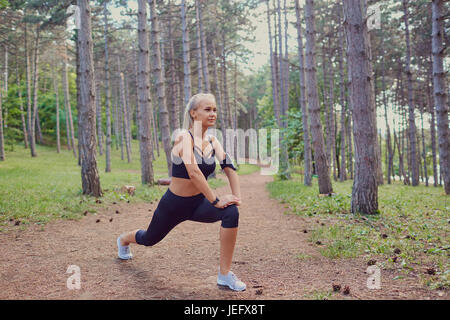 Mädchen im Wald Aufwärmen. Stockfoto
