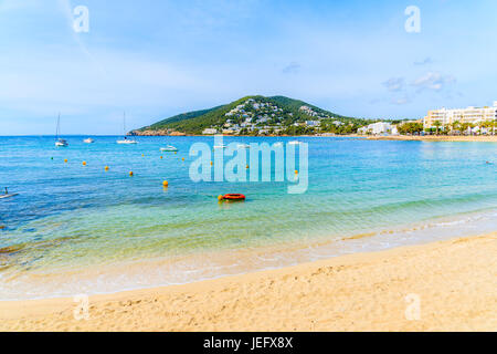 Blick auf Strand von Santa Eularia Stadt, Insel Ibiza, Spanien Stockfoto