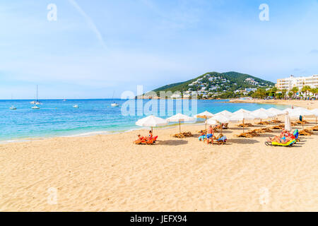 Insel IBIZA, Spanien - 18. Mai 2017: Touristen Sonnenbaden am Strand von Santa Eularia, Insel Ibiza, Spanien. Stockfoto