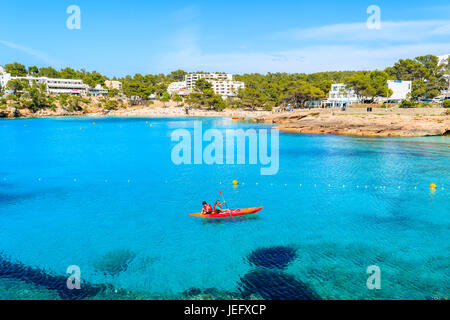 CALA PORTINATX BAY, Insel IBIZA - 22. Mai 2017: Touristen im Kajak paddeln auf dem Meerwasser der Cala Portinatx Bucht, Insel Ibiza, Spanien. Stockfoto