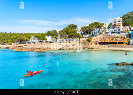 CALA PORTINATX BAY, Insel IBIZA - 22. Mai 2017: Touristen im Kajak paddeln auf dem Meerwasser der Cala Portinatx Bucht, Insel Ibiza, Spanien. Stockfoto