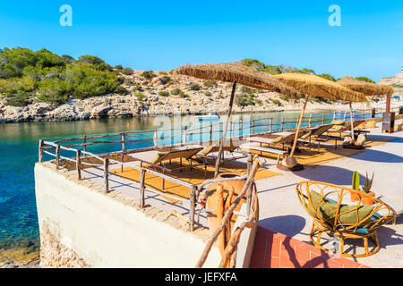 Küsten-Bar-Terrasse mit Blick auf Cala Portinatx Bucht, Insel Ibiza, Spanien Stockfoto
