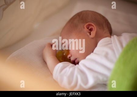 Neugeborene schlafen mit Nippel Stockfoto
