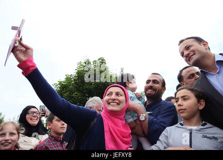 Taoiseach Leo Varadkar posiert für ein Foto mit Huda Safa'a Al-Deen Ehemann Zaid Mohammed und ihrer Tochter Zainab Mohammed (1), während eines Besuchs in einem islamischen Kulturzentrum in Dublin wie Muslime das Ende des Ramadan mit Eid al-Fitr feiern kennzeichnen. Stockfoto