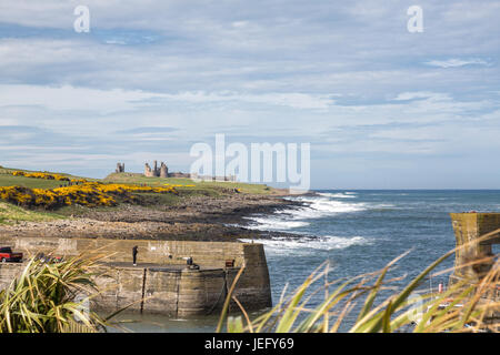 Blick auf Dunstanburgh Castle aus Craster Hafen, Northumberland, England, Vereinigtes Königreich, Europa. Stockfoto