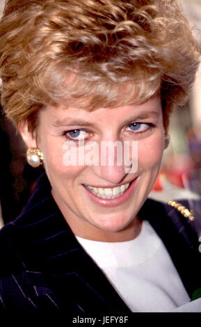 16. Dezember 1993 London, England. Eine lächelnde Prinzessin Diana im Institute of Contemporary Arts Photo The Henshaw Archive Stockfoto