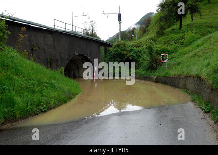 Marija Gradec streamen Lasko, Slivenia, Savinja Fluss und Lahomnica überfluteten Unterführung nach einem Sommergewitter Stockfoto