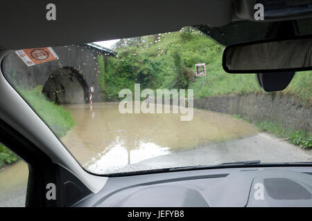 Sicht des Fahrers. Ein Auto-Stapel vor überfluteten Straße. Marija Gradec streamen Lasko, Slivenia, Savinja Fluss und Lahomnica überfluteten Unterführung nach Stockfoto