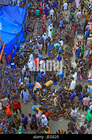 Menschen drängen sich auf eine Straße im Bereich der Hauptstadt Gulistan, ihre Last Minute shopping vor Eid abzuschließen. 24. Juni 2017, Foto: Firoz Ahmed, Dhaka, Ba Stockfoto