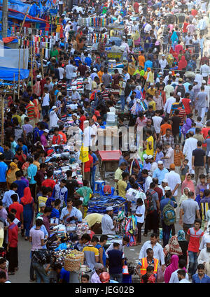 Die Menschen haben begonnen, um zurück in die Hauptstadt nach den Eid Ferien am Sadarghat, 30. Juni 2017 zu streamen. Foto: Firoz Ahmed, Dhaka, Bangladesch Stockfoto