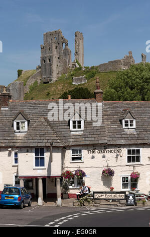 Corfe Castle mit Blick auf den alten Greyhound Pub auf dem Marktplatz Corfe Castle Dorset England UK. Juni 2017 Stockfoto