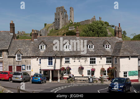 Corfe Castle mit Blick auf den alten Greyhound Pub auf dem Marktplatz Corfe Castle Dorset England UK. Juni 2017 Stockfoto