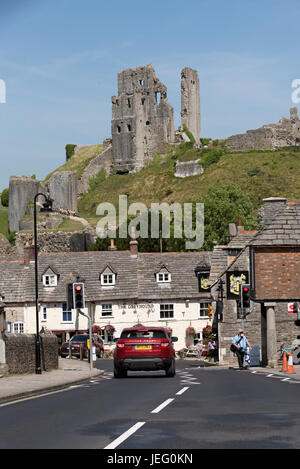 Corfe Castle mit Blick auf den alten Greyhound Pub auf dem Marktplatz Corfe Castle Dorset England UK. Juni 2017 Stockfoto