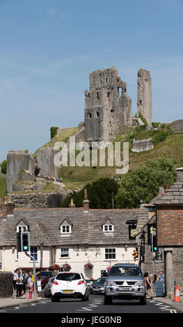 Corfe Castle mit Blick auf den alten Greyhound Pub auf dem Marktplatz Corfe Castle Dorset England UK. Juni 2017 Stockfoto