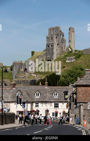 Corfe Castle mit Blick auf den alten Greyhound Pub auf dem Marktplatz Corfe Castle Dorset England UK. Juni 2017 Stockfoto