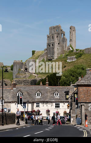 Corfe Castle mit Blick auf den alten Greyhound Pub auf dem Marktplatz Corfe Castle Dorset England UK. Juni 2017 Stockfoto