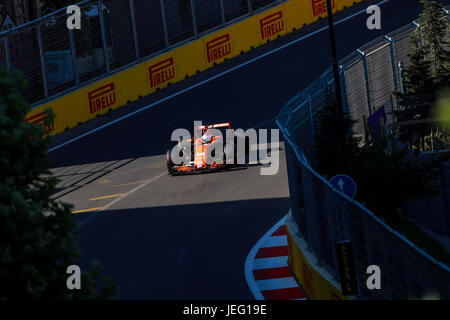 Baku, Aserbaidschan. 24. Juni 2017. Fernando Alonso Spanien fahren (14) McLaren-Honda F1 Team auf dem richtigen Weg beim letzten Training für das Aserbaidschan Formula One Grand Prix in Baku Stadtkurs. Bildnachweis: Aziz Karimow/Pacific Press/Alamy Live-Nachrichten Stockfoto