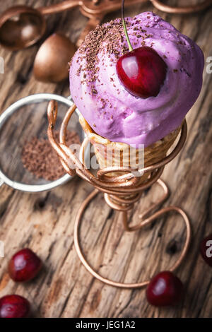 Eis in einer Waffel-Horn in einem stilvollen stand Stockfoto