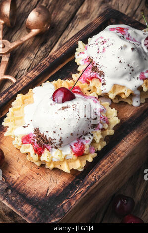 Eis auf gebackene Waffeln mit Kirschen Stockfoto